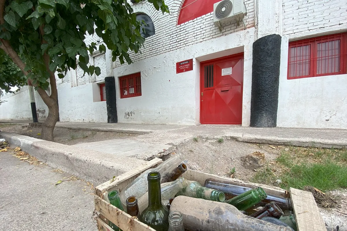 EN EL RECUERDO. En la entrada al estadio Omar Higinio Sperdutti, se puede observar una caja con botellas de vídrios, esas que marcaron un antes y un después en la historia del club. LA GACETA/ Foto de Gonzalo Cabrera Terrazas.