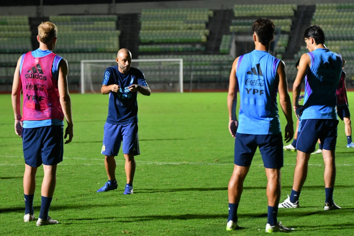 DEBE GANAR. Mascherano da algunas indicaciones ante la atenta mirada de Federico Redondo, Luciano Gondou y Juan Sforza.