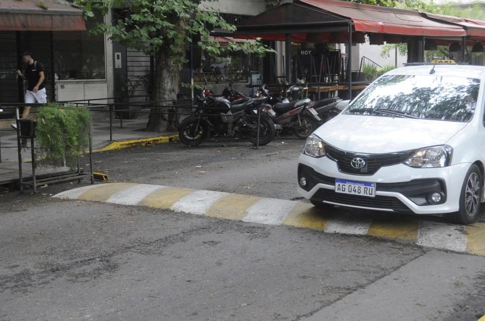 ELEMENTO AGRESIVO. La Municipalidad entiende que tal como están planteados, los lomos de burro dificultan el tránsito y dañan los vehículos. 