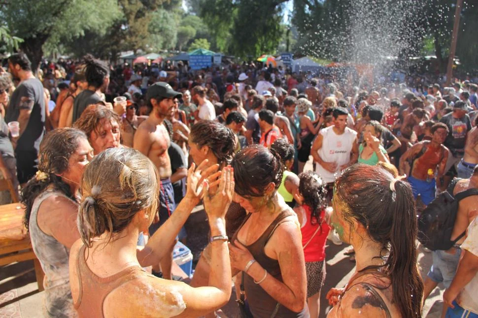 CELEBRACIÓN. La fiesta es baile y música, pero también rituales tradicionales y comidas regionales en esta estancia poblada de algarrobos.  La Gaceta / foto de Alvaro Medina