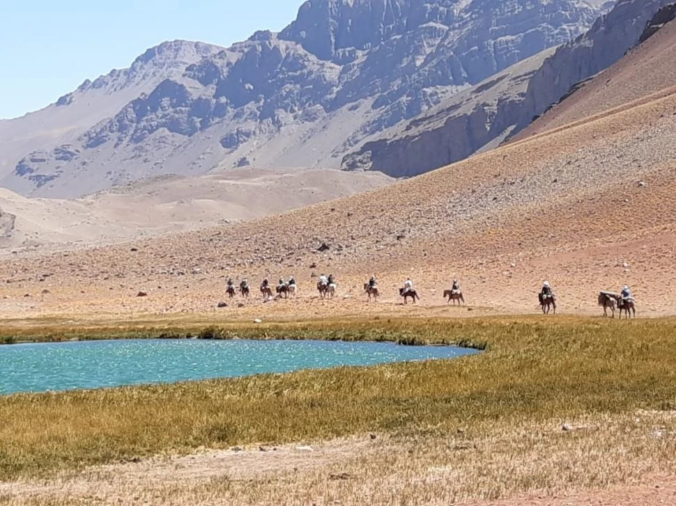 UN PAISAJE IMPONENTE. A lomos de mula los expedicionarios atraviesan la cordillera en una época en la que el clima es benigno y más seguro.