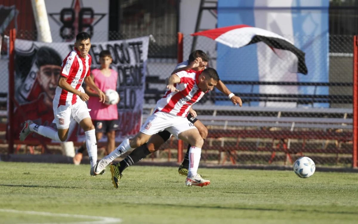 JUAN CUEVAS SE LLEVA EL BALÓN CON MUCHA MARCA, EL PARTIDO ES FRICCIONADO.