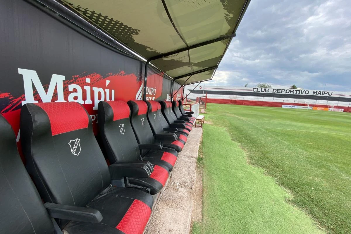 El campo de juego del estadio “Omar Higinio Sperdutti” está impecable.