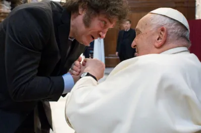 Fotos: gestos, un abrazo y todas las reacciones del encuentro entre Javier Milei y el papa Francisco