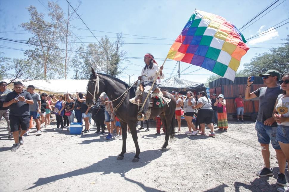 FLAMEA LA WIPHALA. Un representante de la comunidad indígena de Amaicha sostiene en alto su bandera.