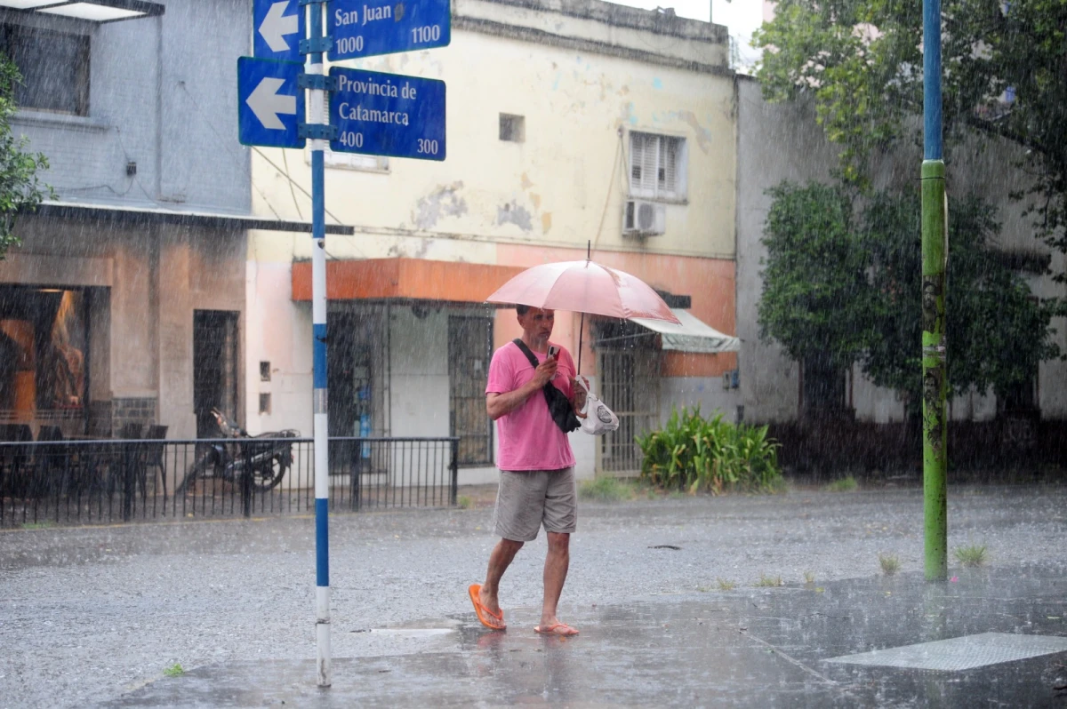 Tras una jornada de intenso calor, la lluvia llegó a Tucumán. d