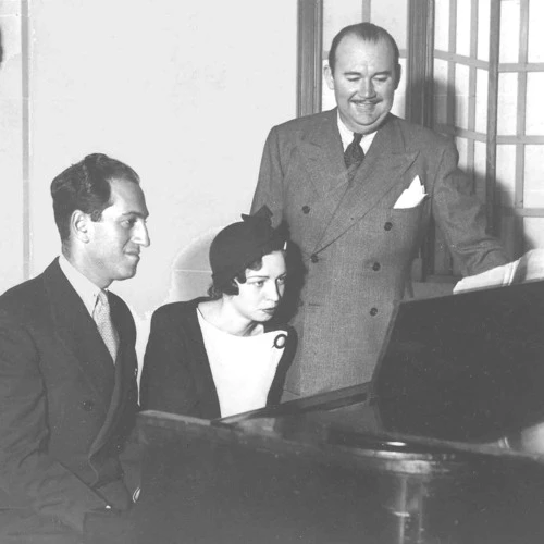 UN ENCARGO. El director Paul Whiteman y el mismo autor en el piano inmortalizaron a la ciudad de Nueva York.