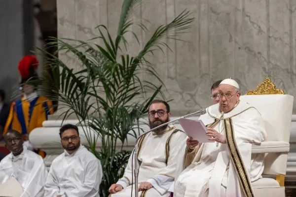 EL MOMENTO ESPERADO. El papa Francisco lee, en la basílica de San Pedro, la fórmula por la cual declaró santa a María Antonia de Paz y Figueroa. NA-PRENSA VATICANO-ACI