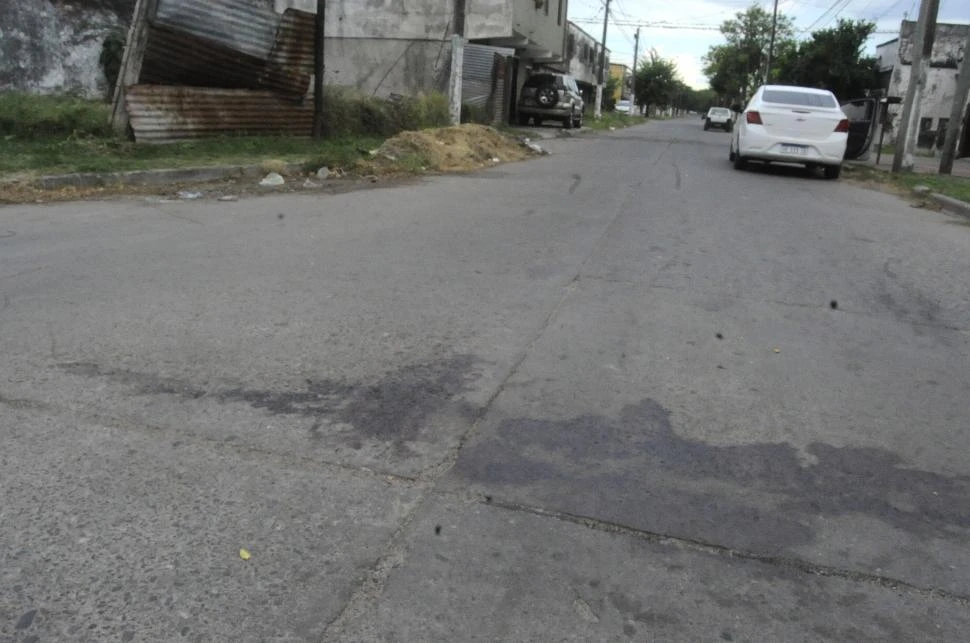 LA ESCENA DEL CRIMEN. El lugar donde cayó mortalmente herido el joven que hasta el cierre de esta edición no había sido identificado. 