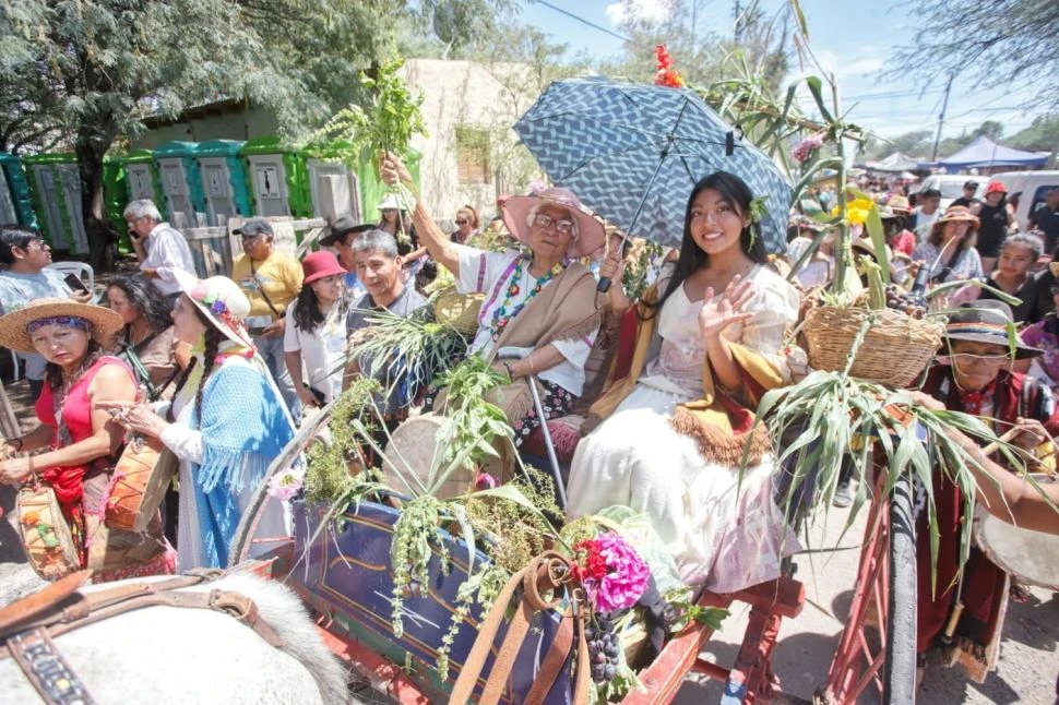 SALUDO Y BENDICIONES. La flamante Pachamama, Sofía Catalina Colque, ingresa la predio acompaña por la Nusta, encarnada en Gabriela Suárez. Fotos de Gerardo Iratchet- Ente Tucumán turísmo