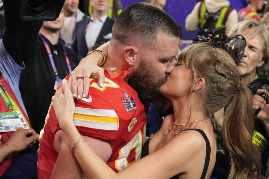 El apasionado beso de Taylor Swift y Travis Kelce tras el triunfo de Kansas City