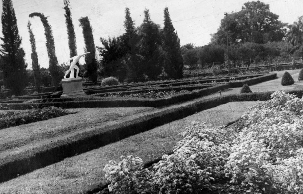 PARQUE 9 DE JULIO. Cortázar admiró las réplicas de estatuas clásicas.