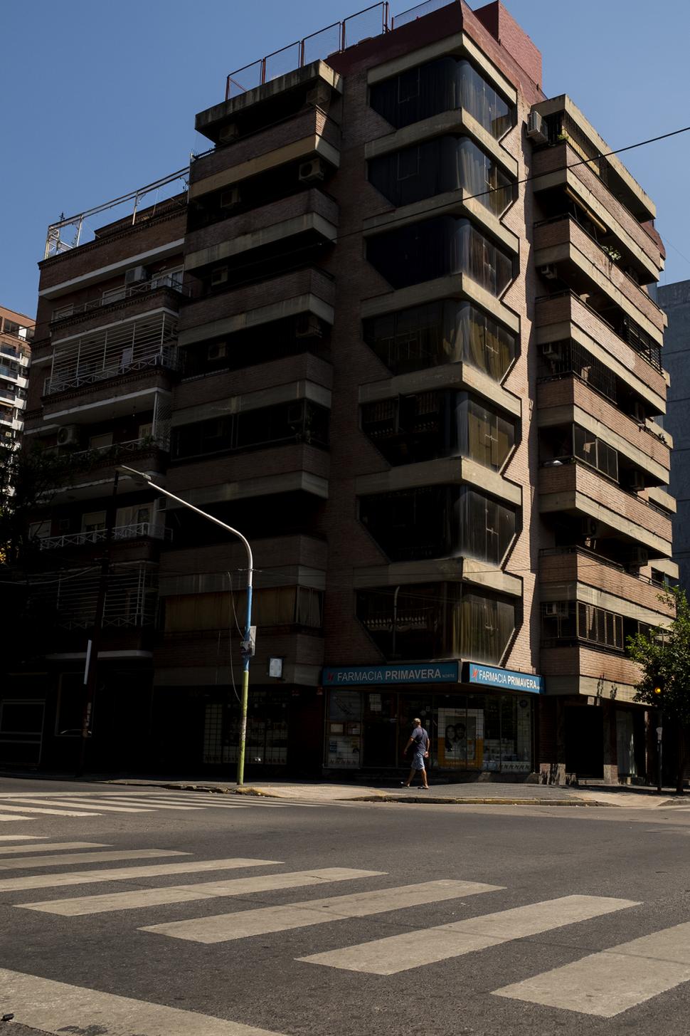 CORRIENTES Y MONTEAGUDO. Ahora es un edificio, pero era una casa. Aquí pasó sus días en Tucumán.