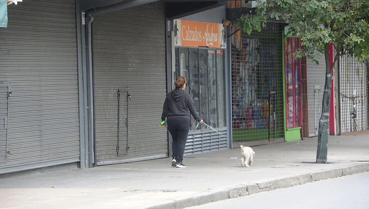 ALGO DE ABRIGO. El drástico descenso de la temperatura obligó a muchas tucumanas a recuperar prendas de otra estación del año.