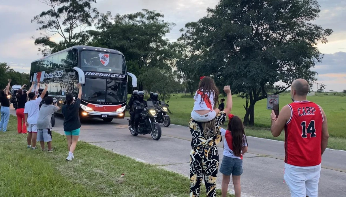 FANÁTICOS. Algunos simpatizantes en la calle de salida del aeropuerto Benjamín Matienzo.