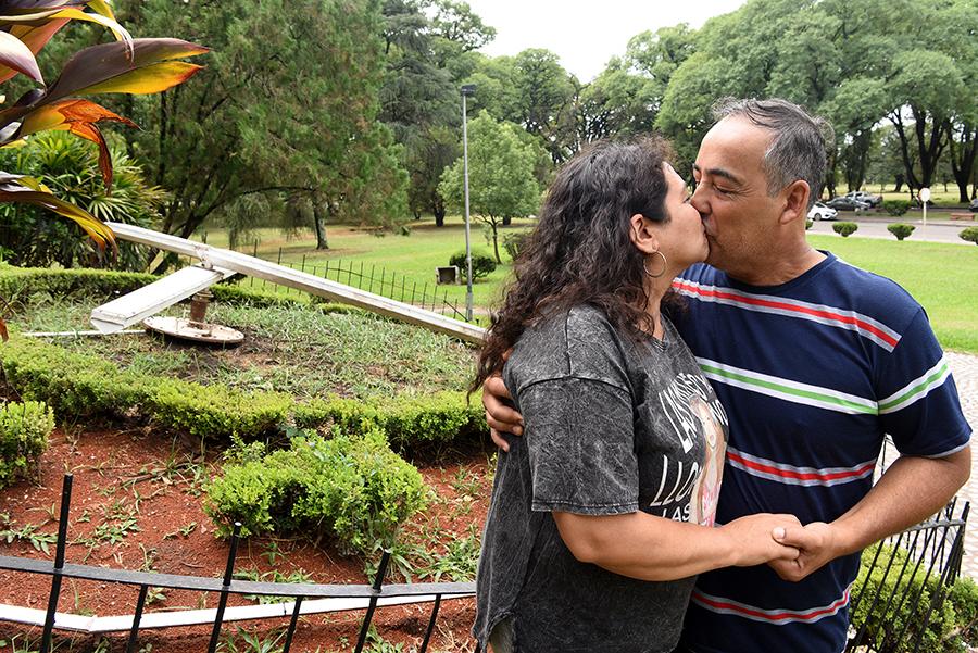 EN EL RELOJ FLORAL. Héctor y Rosa se ríen juntos y se unen en un beso.