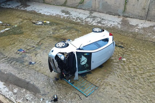 Camino del Perú y San Juan: un auto cayó a un canal tras un accidente
