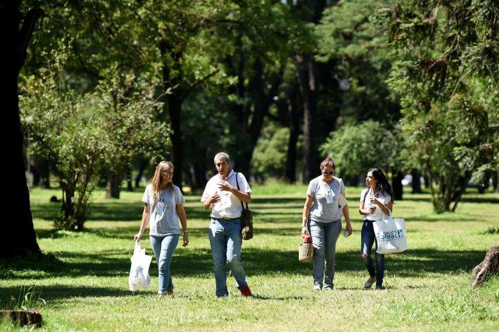 CAPACITACIÓN Y CHARLAS. Un espacio para aprender, escuchar y atreverse al liderazgo femenino. 