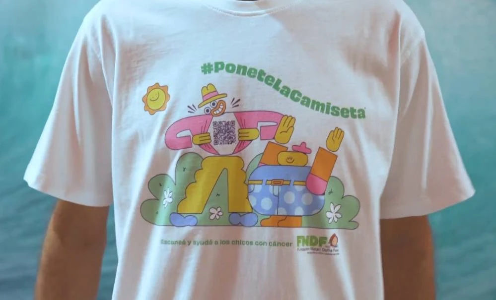 PARA AYUDAR. Esta es la camiseta que también se puede comprar on line.