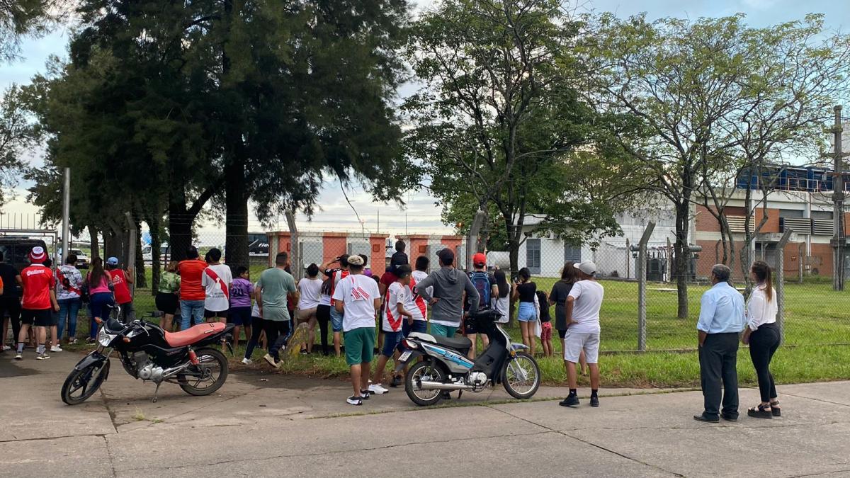 DESDE LEJOS. Los hinchas se apostaron a la par de uno de los alambrados. Miraron hacia la pista, pero ningún jugador saludó.