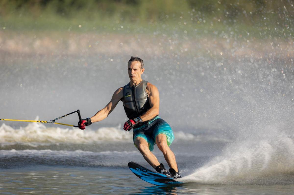 MÁS. En slalom se privilegia más la pericia de esquivar las boyas con precisión. 