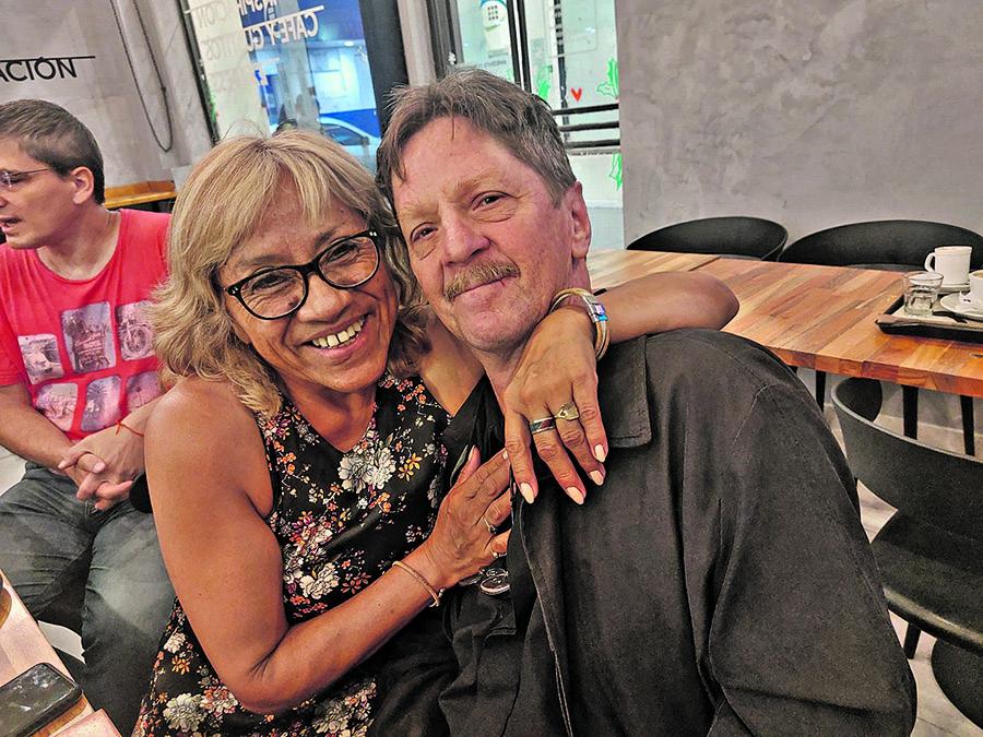 Su primer amor le mandó un mensaje 43 años después y se reencontraron