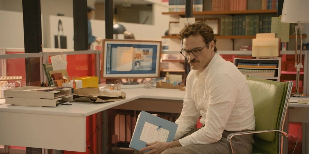 “HER”. El personaje de Joaquin Phoenix se enamora de una máquina.