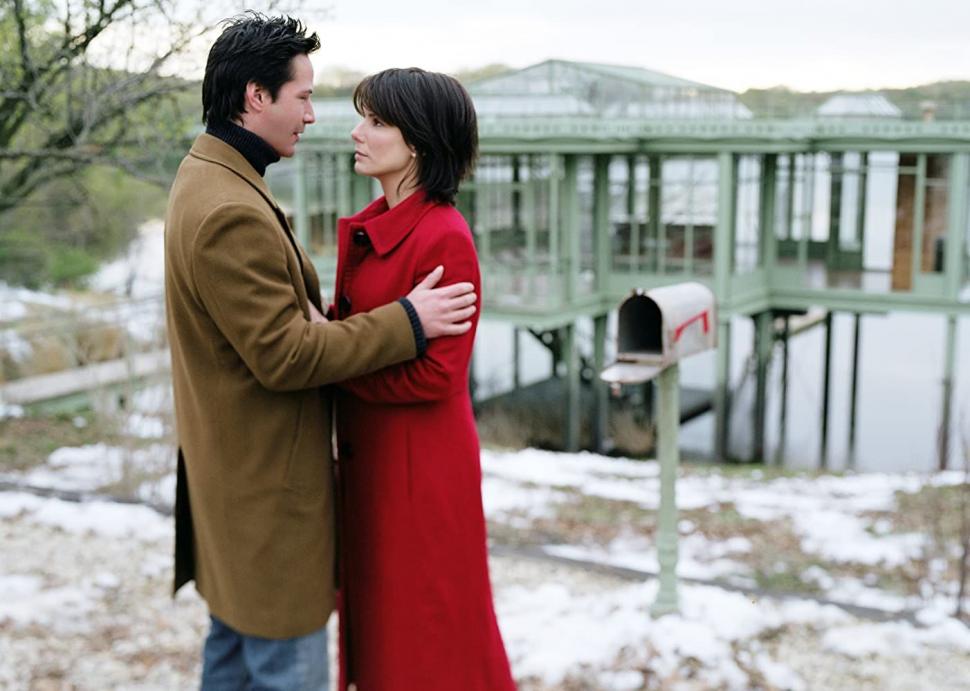 KEANU REEVES Y SANDRA BULLOCK. Algo muy especial sucede en “La casa del lago”.