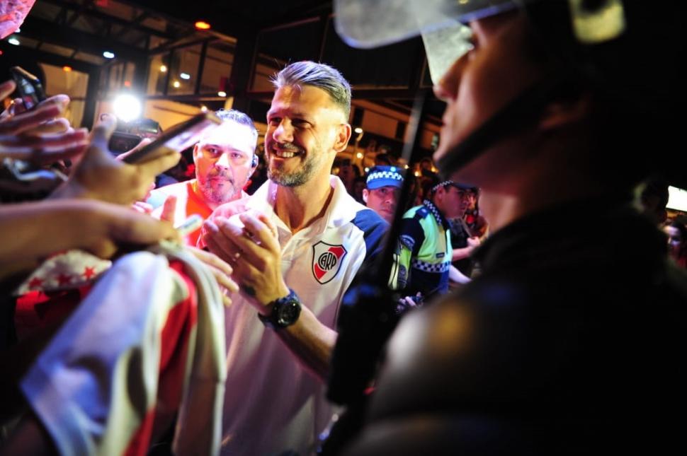 EL PRESENTE LE SONRÍE. Martín Demichelis se mostró de muy buen humor y firmó algunos autógrafos en el hotel.