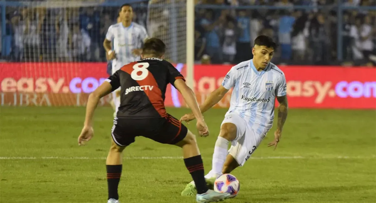 EL ÚLTIMO CRUCE. River Plate se llevó un empate del Monumental en abril del año pasado.