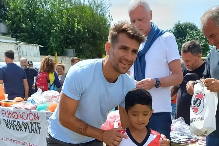 CONTENTOS. Tanto el ídolo, Leonardo Ponzio, como un pequeño jugador que se llevó una mochila, posaron para la foto. FOTOS FILIAL FAMAILLÁ DE RIVER PLATE