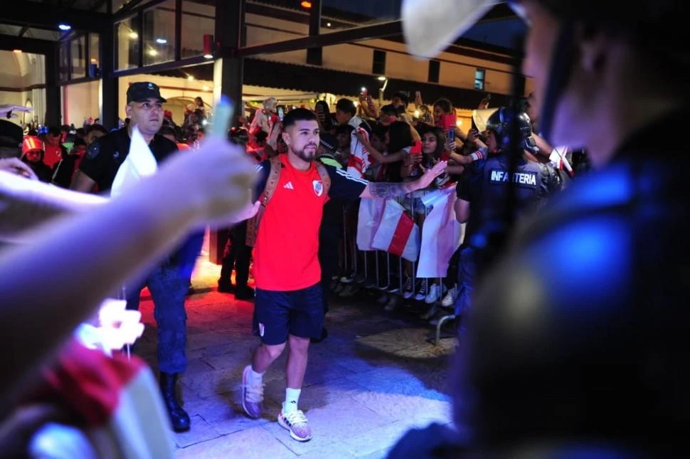 FUROR POR EL “MILLONARIO” EN EL JARDIN DE LA REPÚBLICA. El chileno Paulo Díaz saluda a los hinchas de la banda, que se concentraron en la zona del hotel para recibir al plantel. 