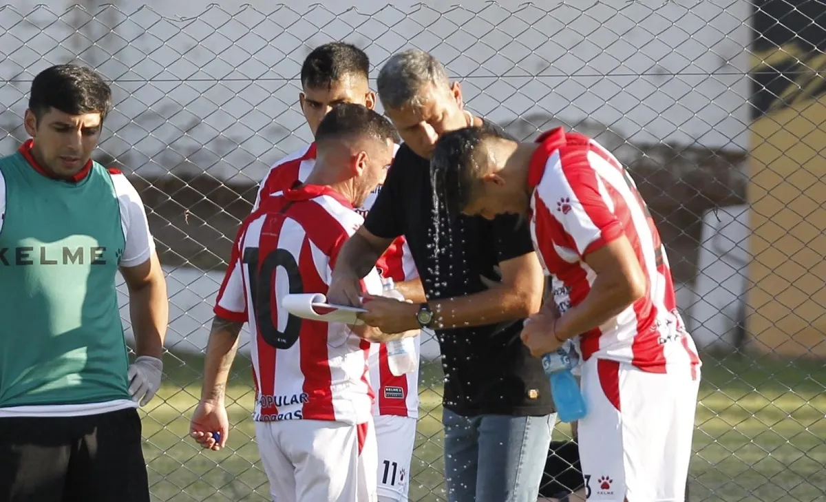 ESTÁ EN TODOS LOS DETALLES. A pesar de que la pausa contra Deportivo Maipú fue para la hidratación, el técnico Diego Flores aprovechó el momento y le dio indicaciones tácticas a Nahuel Banegas. Fotos de Marcelo Ruíz/ESPECIAL PARA LA GACETA.