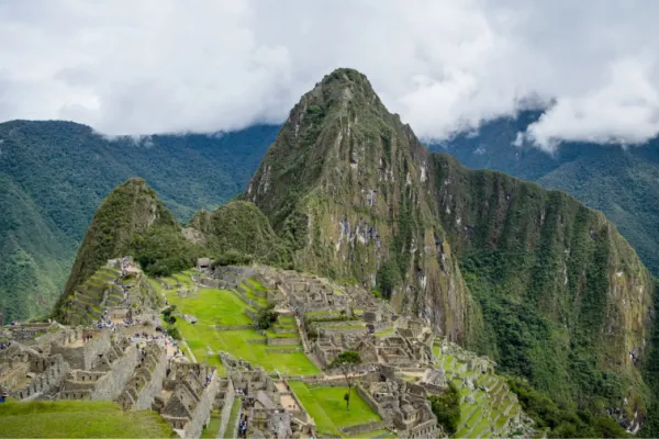 Instalaron un Titanic en la plaza de Machu Picchu y desataron una ola de críticas