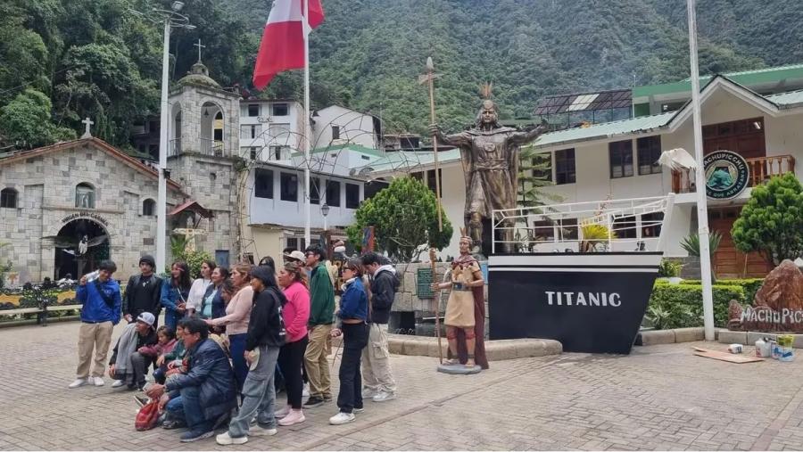 La maqueta del Titanic está junto al monumento del inca Pachacúteq