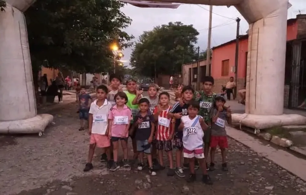 PRESENTES. Algunos de los atletas de las escuelas también estarán presentes en la movida solidaria.