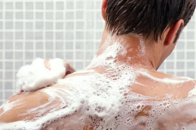 ¿Adiós al jabón? qué beneficios tiene para la salud bañarse sólo con agua