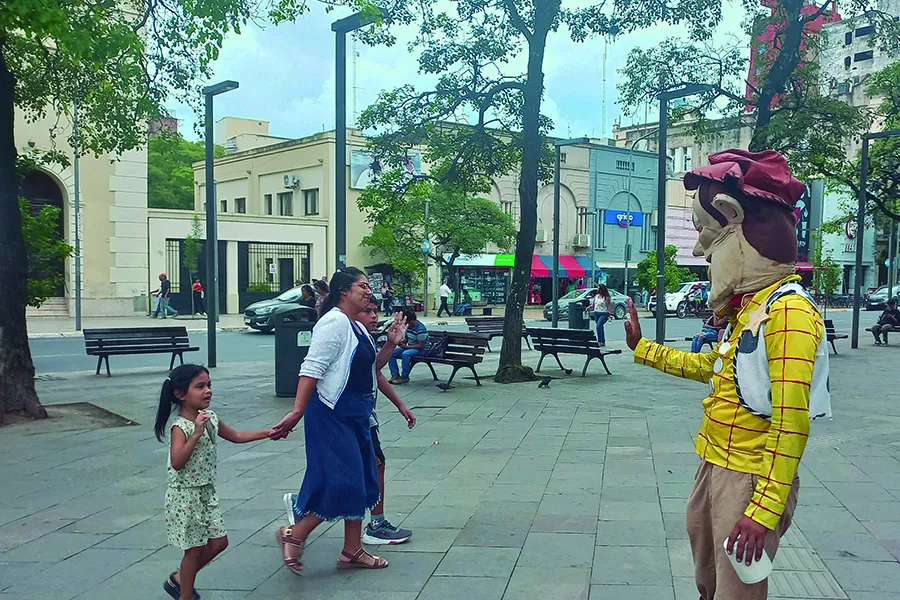 Te contamos quién es el Woody que alegra la peatonal