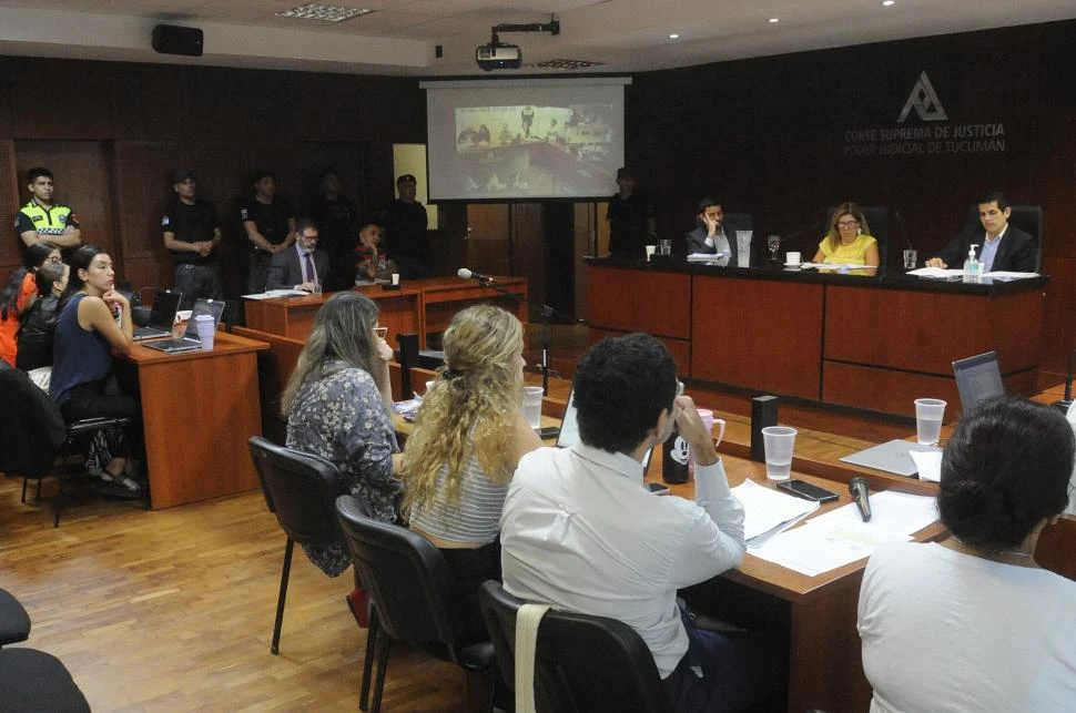 MÁXIMA TENSIÓN. En la audiencia de ayer se escucharon los alegatos. LA GACETA / FOTO DE ANTONIO FERRONI