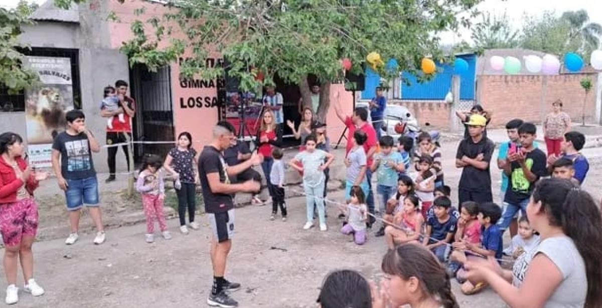 EN CLASE. Cuellar y los niños en pleno entrenamiento. La pista para entrenarse es la misma calle donde se encuentra la sede de la academia.