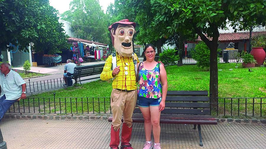 Te contamos quién es el Woody que alegra la peatonal