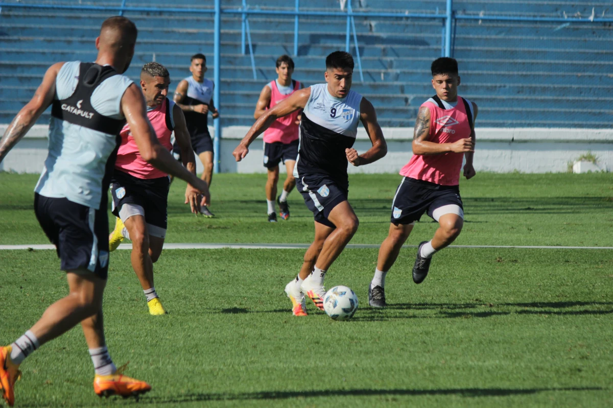 ¿SERÁ SU TURNO? Mateo Bajamich lleva la pelota ante la marca de Juan Infante (izquierda) y Sergio Ortiz (derecha), el “9” podría jugar desde el inicio. (foto: PRENSA CAT)