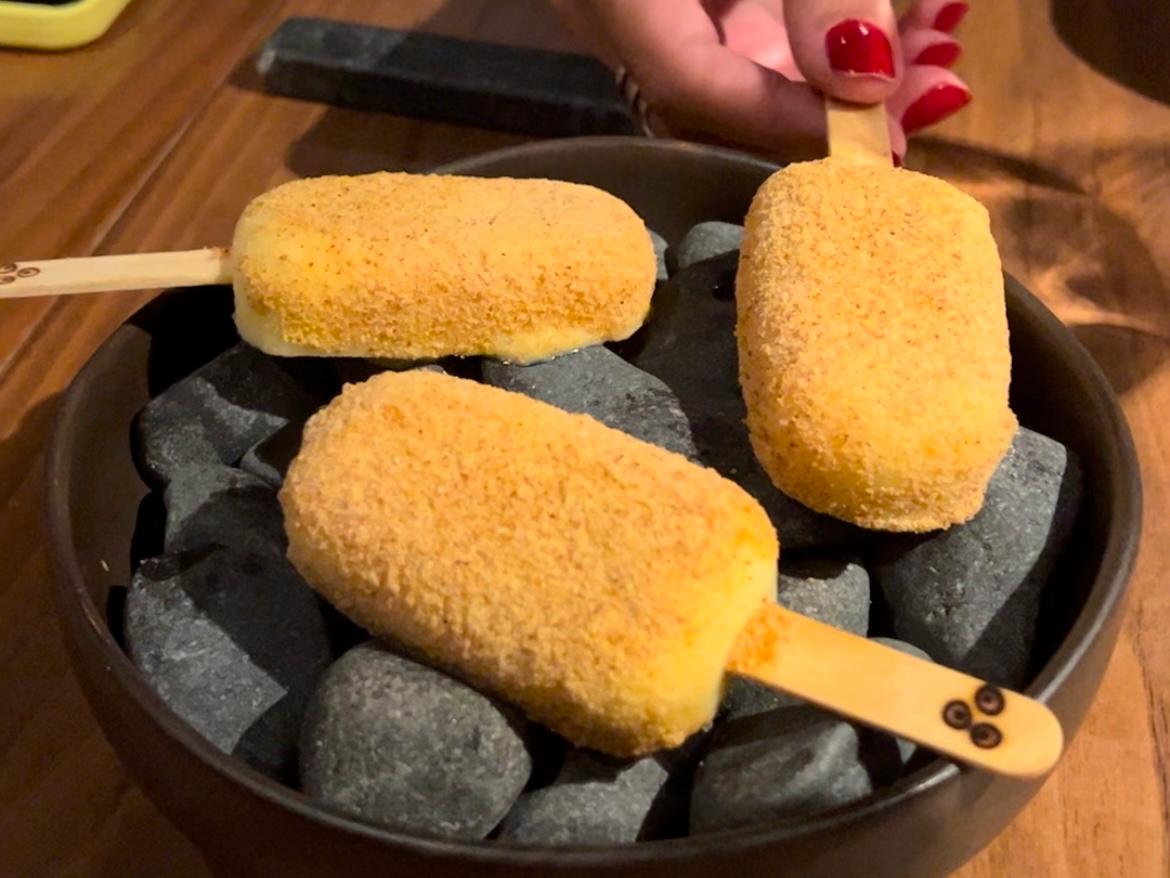 Helado de queso con maíz fermentado y polvo de polenta