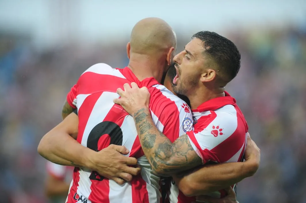 FESTEJO DE GOL. Junior Arias marcó su primer tanto con la camiseta de San Martín de Tucumán. Foto de Diego Aráoz/LA GACETA.