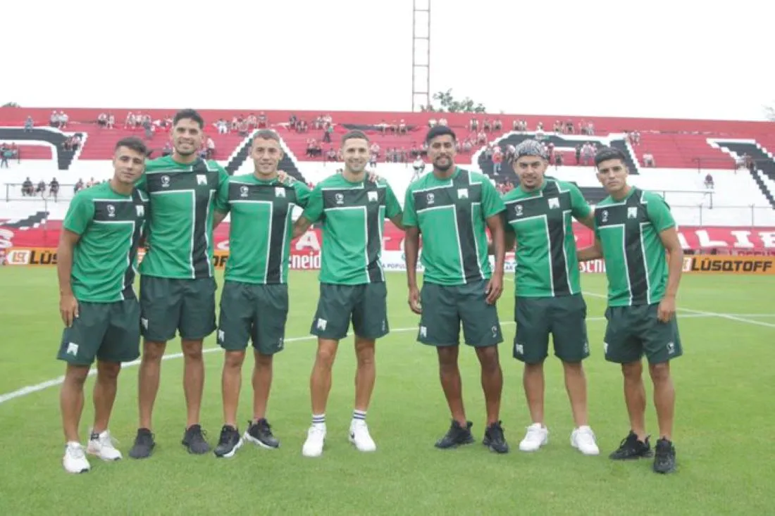 RECONOCIMIENTO. Algunos de los jugadores de Ferro salieron temprano al campo de juego, antes de los movimiento de calentamiento. FOTO DE @FERROOFICIAL