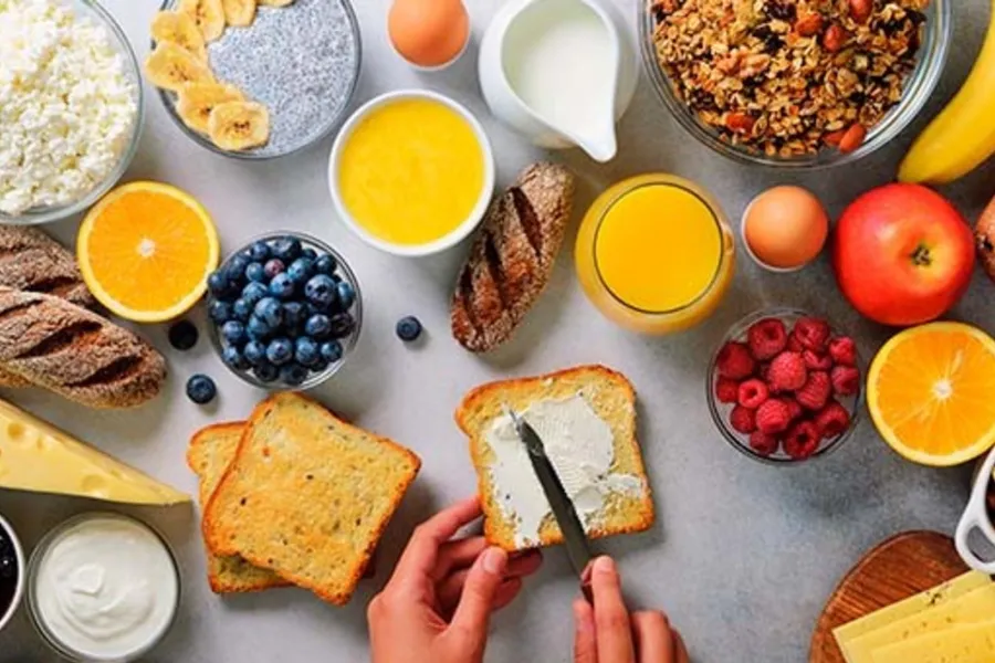 Los alimentos que el desayuno de una persona mayor de 50 años debe incluir