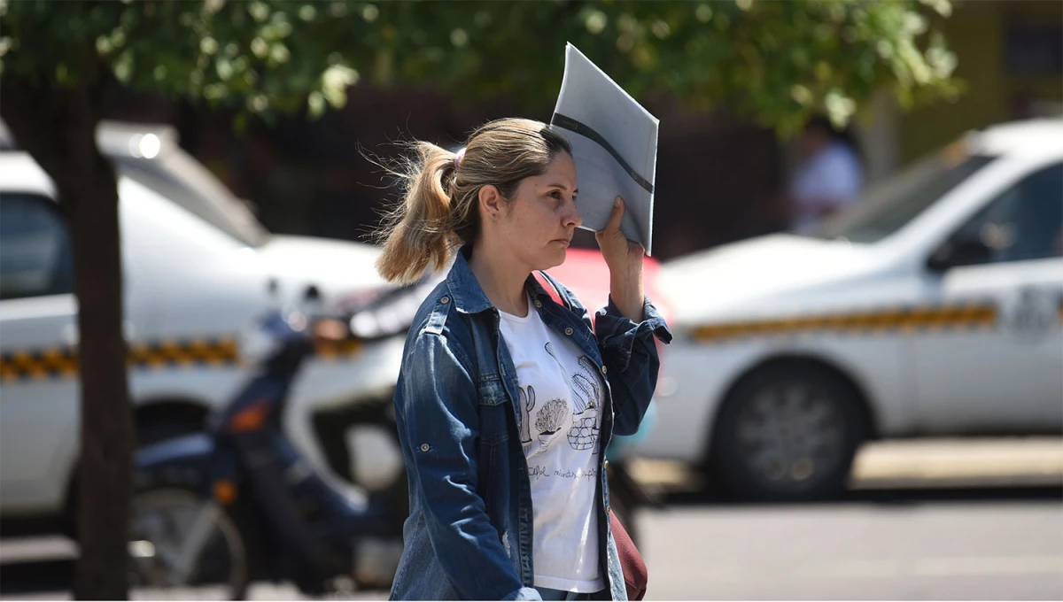 ÚLTIMO TRAMO. De acuerdo con el pronóstico extendido del SMN, desde el fin de semana las máximas bajarían de los 30 °C.