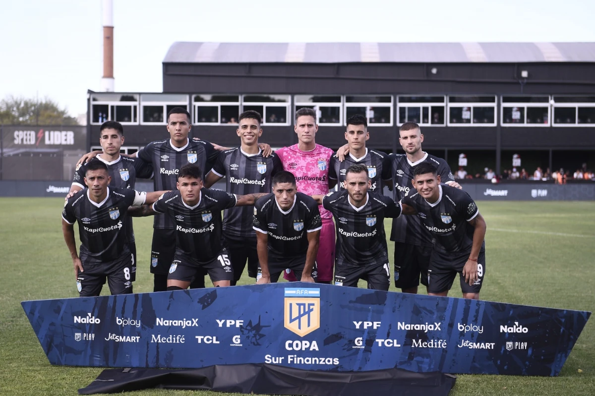 SIN RESPUESTAS. El equipo no ganó en el torneo, pero la derrota ante Riestra motivó la salida de los entrenadores. Foto: Matías Napoli Escalero especial para LA GACETA.