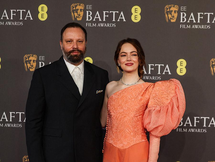 ALFOMBRA ROJA. Yorgos Lanthimos y Emma Stone (mejor actriz).