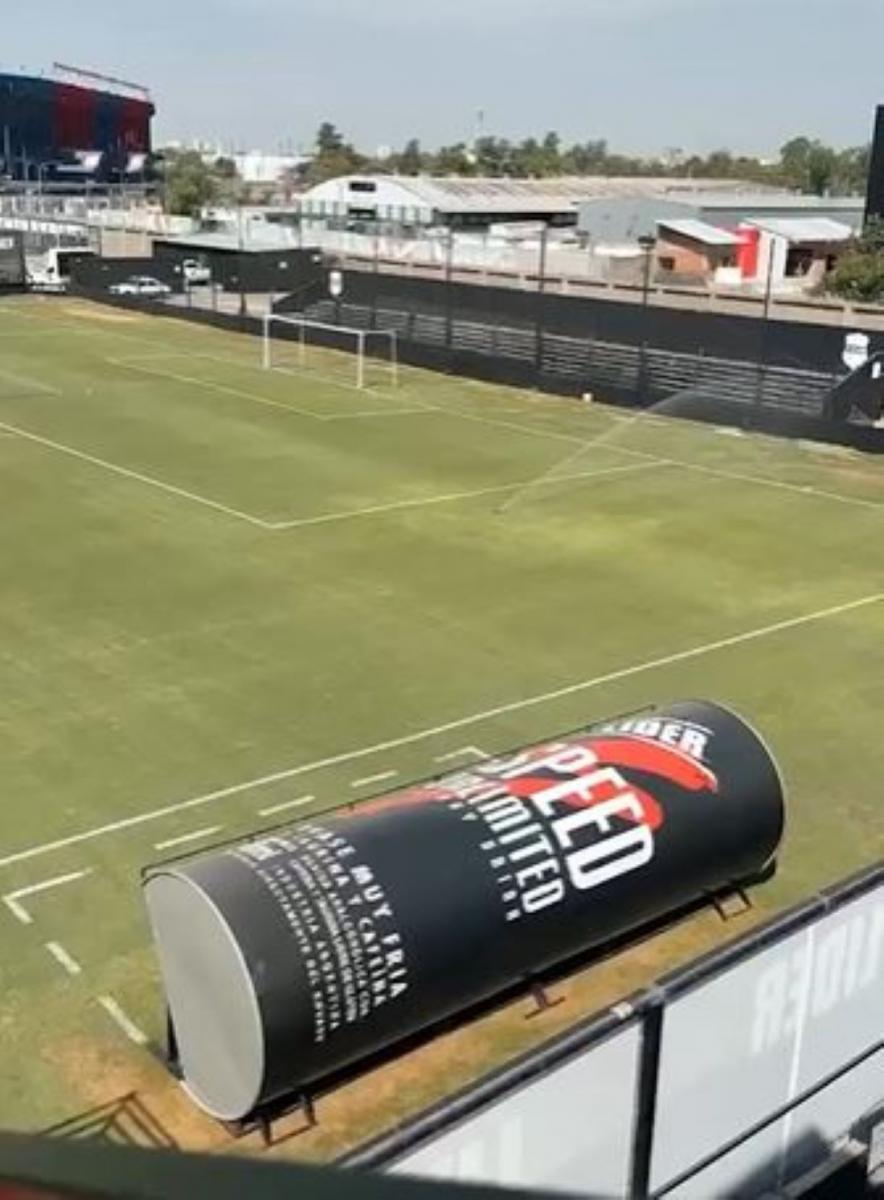 Barrer su basura, un estadio al mejor estilo de un boliche y entrenamientos militares; las curiosidades de Deportivo Riestra